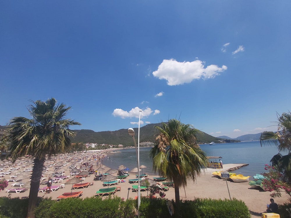 Nu trebuie să alegi între munte sau mare