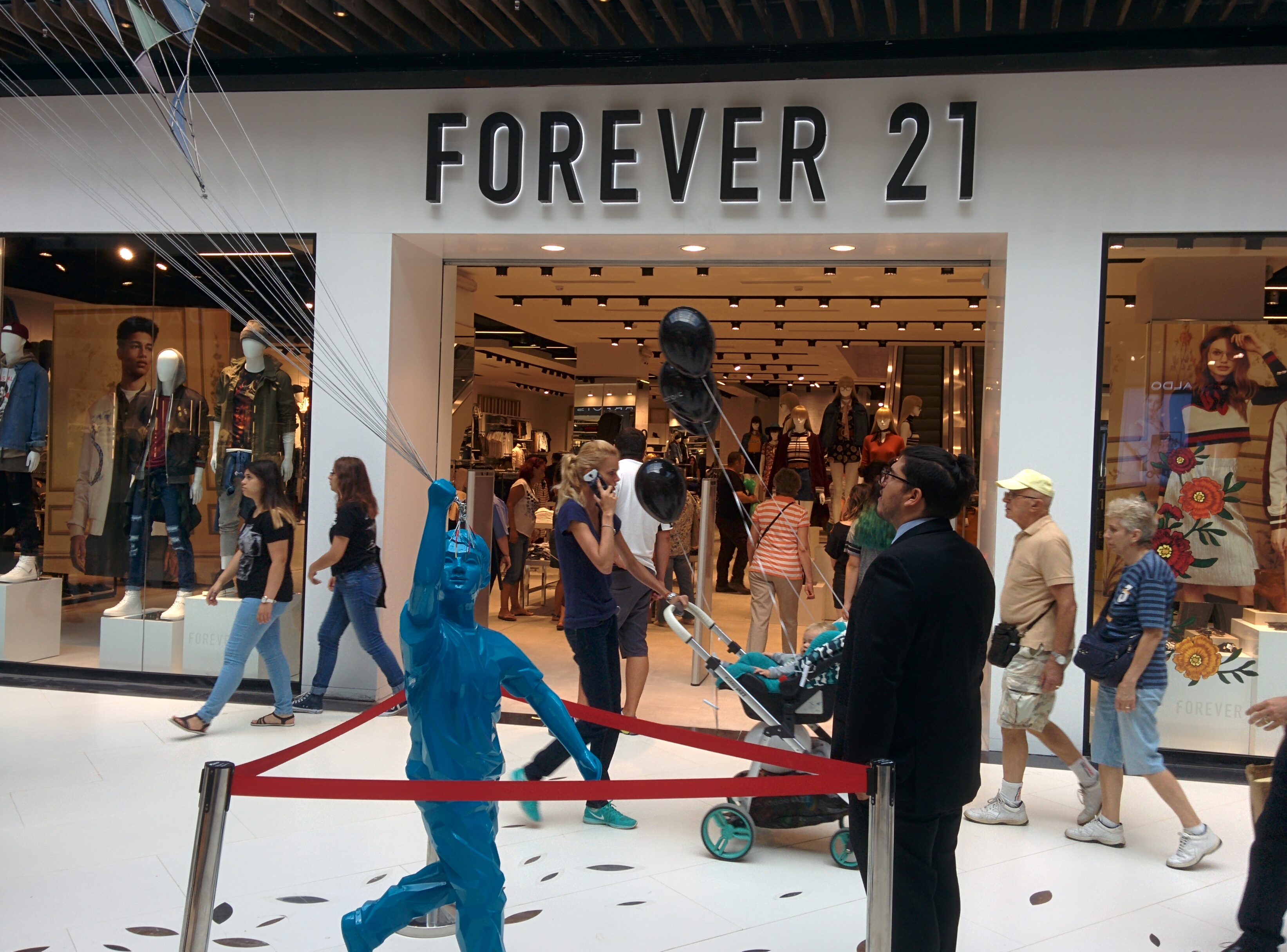 Nu atat de mult interes pentru Forever 21, insa de la baloane nu s-a dat nimeni inlaturi