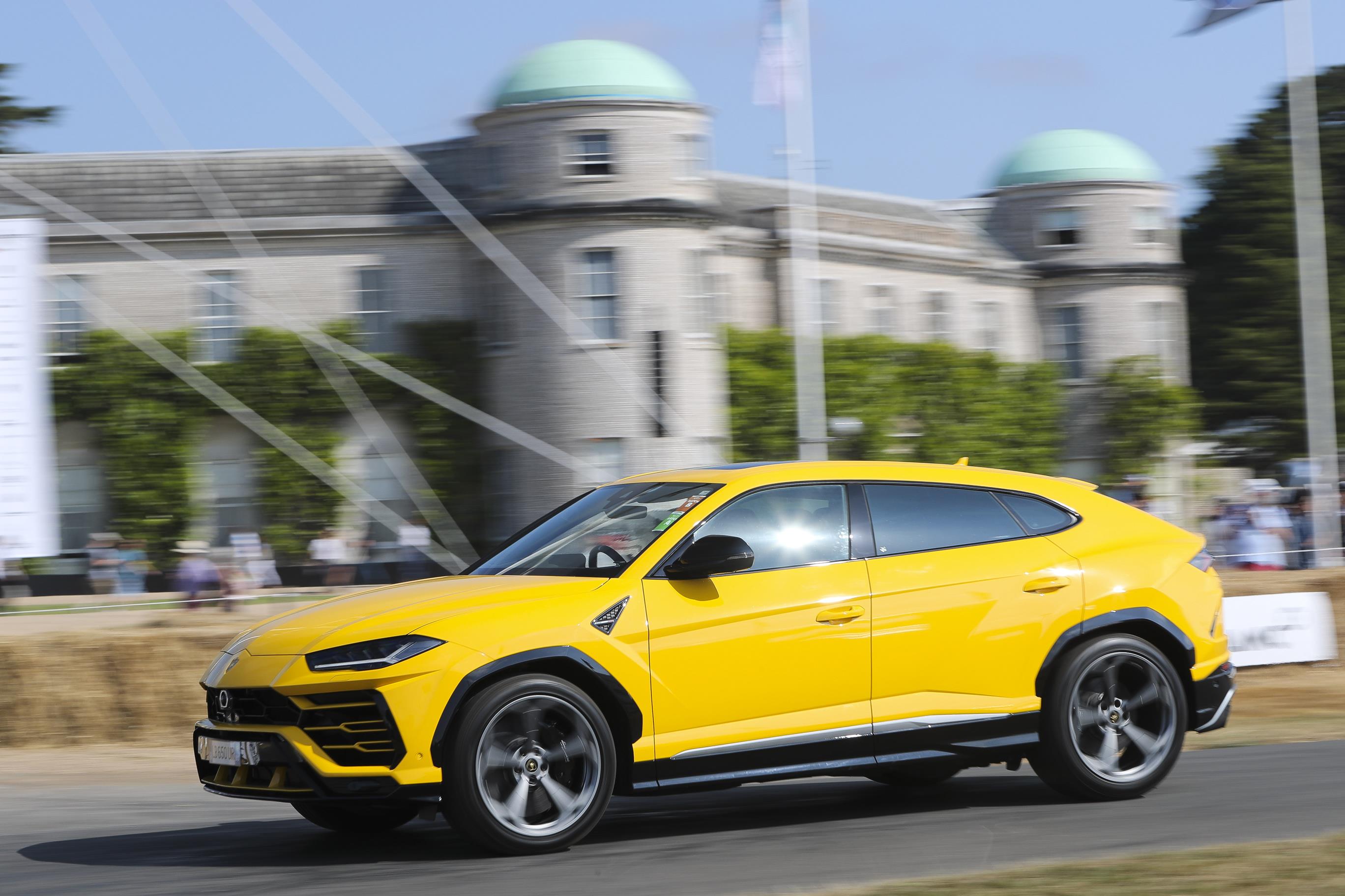 Lamborghini Urus - 19 exemplare