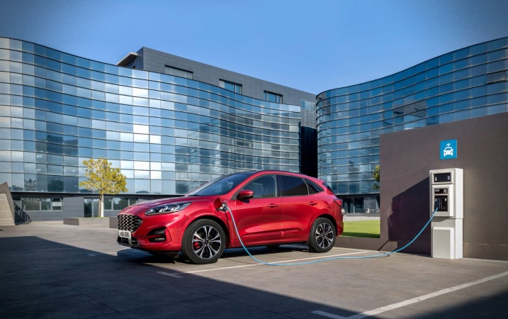 Ford Kuga Plug-in Hybrid PHEV CVT, echipare Titanium - 41.900 euro cu TVA