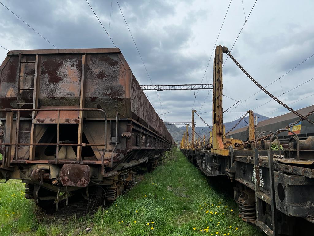25 vagoane de marfă