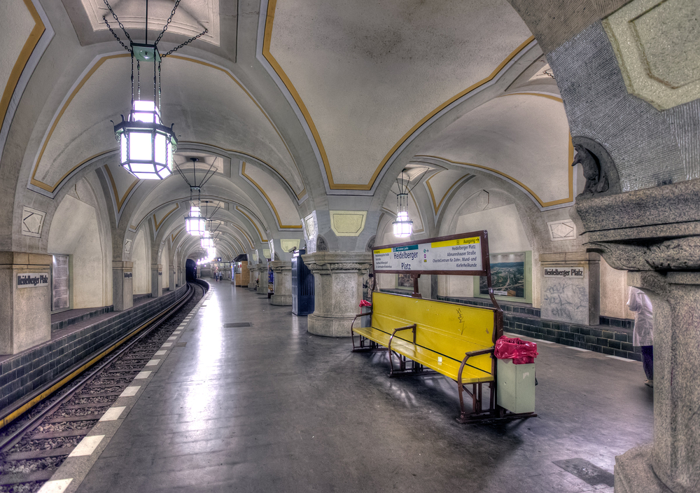 Stația Heidelberger Platz, Berlin, Germania