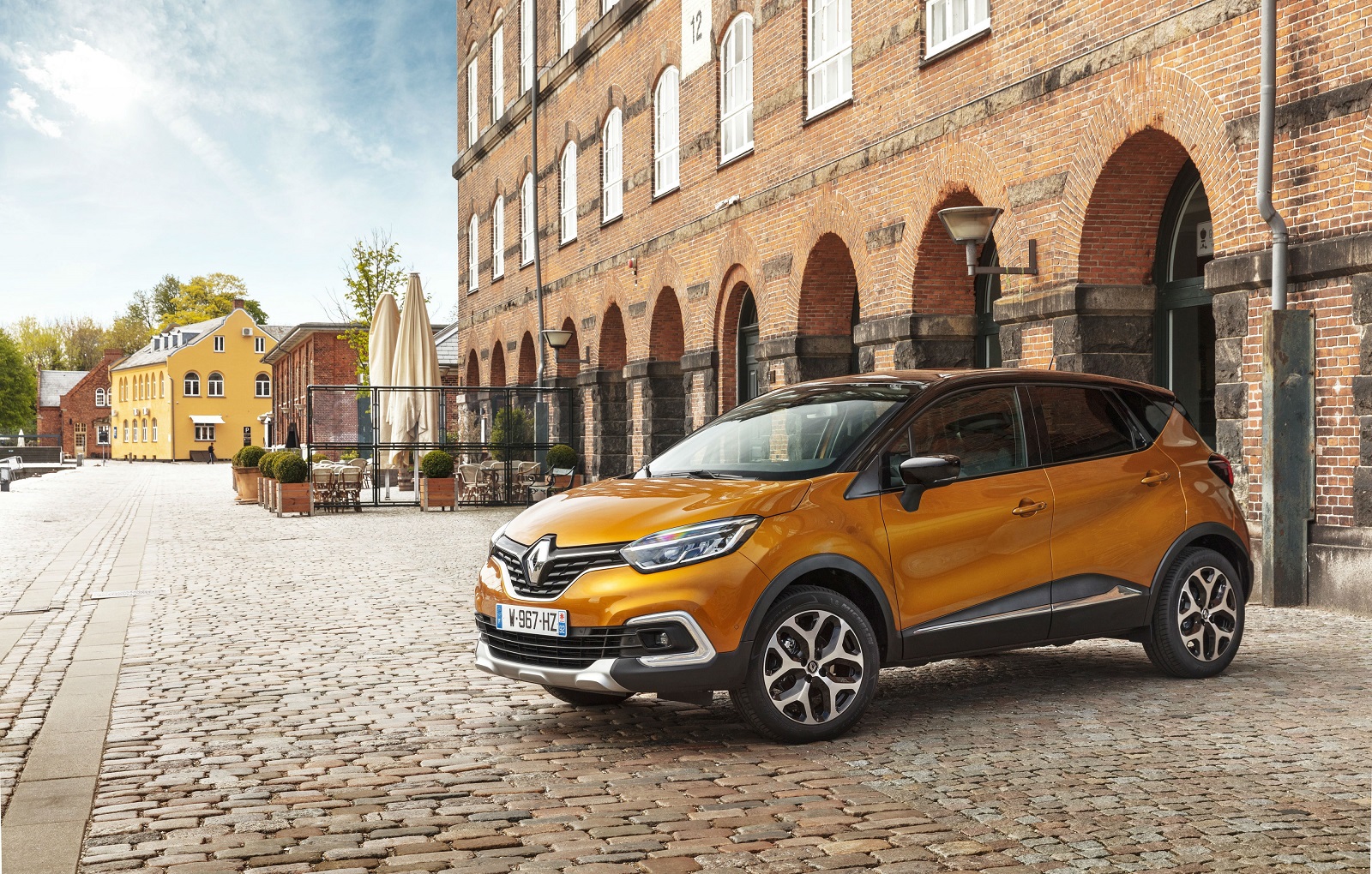Renault Captur: + 750 cu TVA