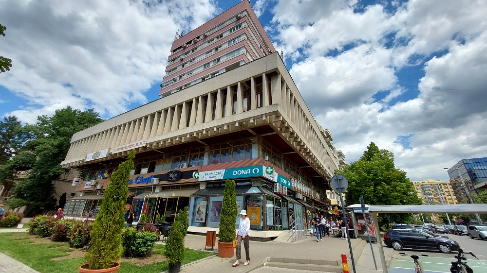 Pietonal Ștefan Cel Mare - Clădire din perioada comunistă