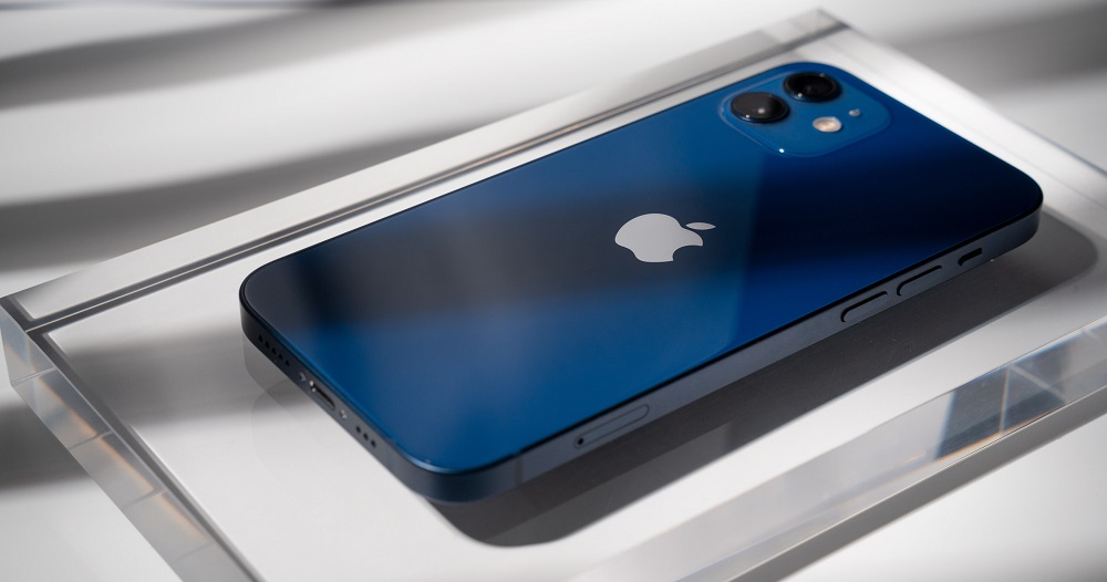#5 - iPhone 12 mini - Cel mai compact telefon 5G