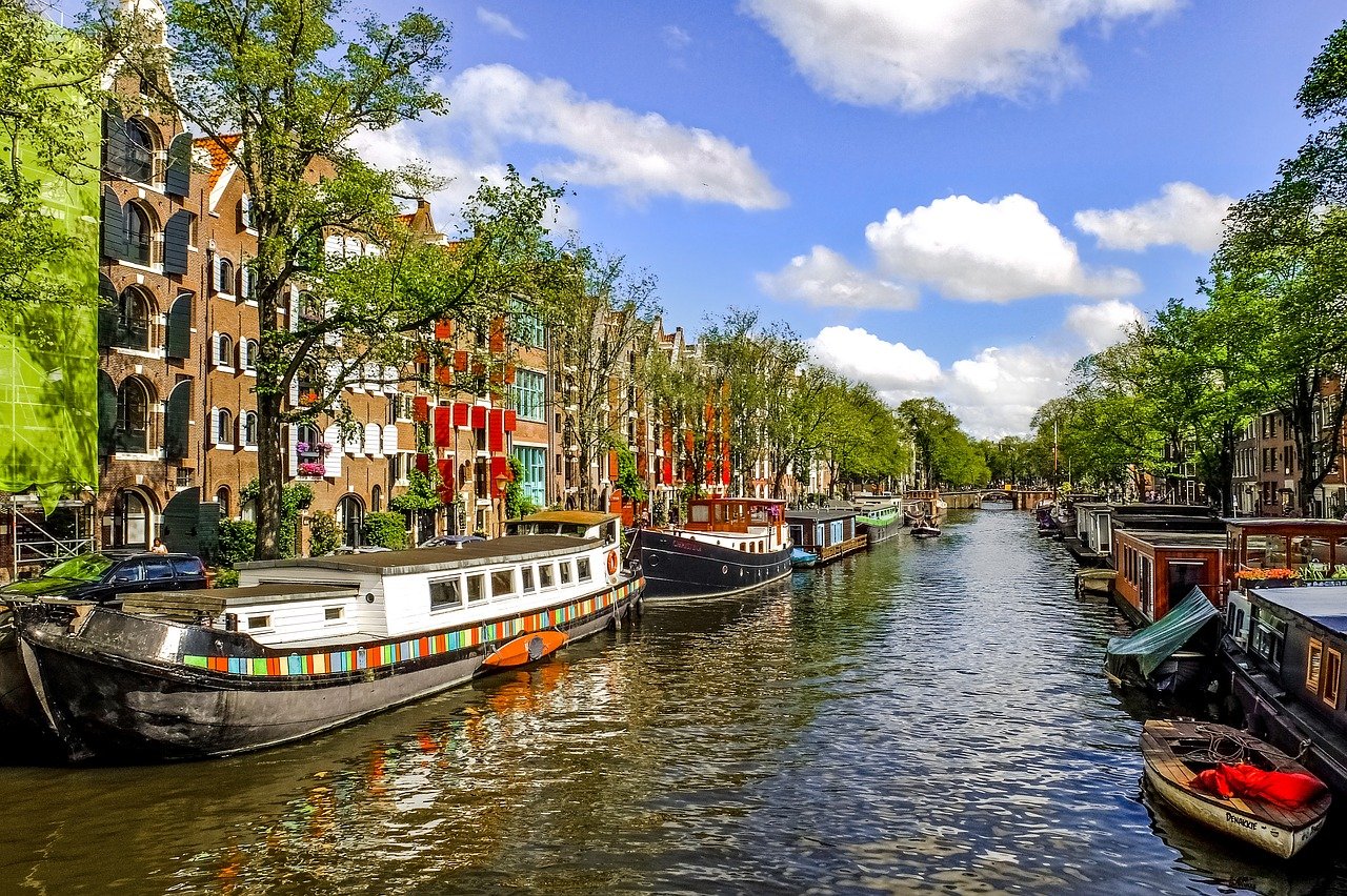 La un click distanță de Amsterdam