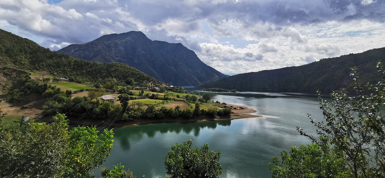 Locul 1: Lacul Koman - Albania